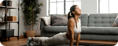 Mulher grávida praticando exercícios no tapete de ioga